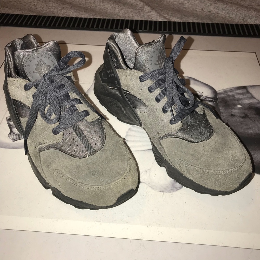 Nike huarache size 10 men’s grey suede